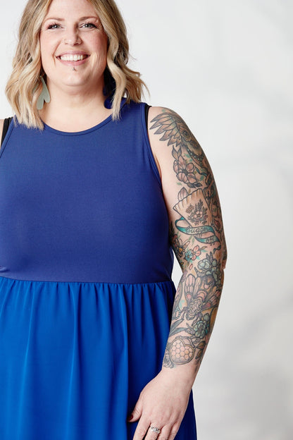 Robe longue en mousseline de soie à dos nageur color block en Lolite