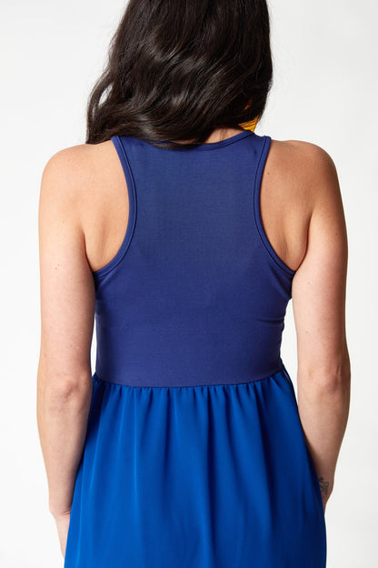 Robe longue en mousseline de soie à dos nageur color block en Lolite